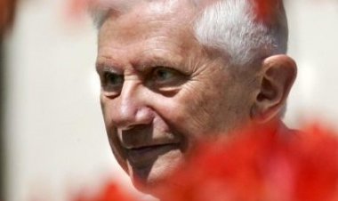 البابا فرنسيس يترأس قداس جنازة البابا الفخري بندكتس السادس عشر