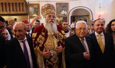 أبو مازن وعدد من المسؤولين الفلسطينيين يشاركون في قداس منتصف الليل للميلاد في كنيسة المهد