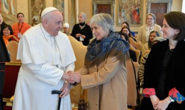 البابا فرنسيس يلتقي المشاركات في مؤتمر دور المرأة في بناء ثقافة لقاء بين الأديان