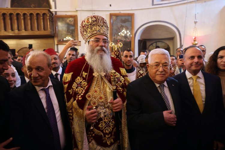 أبو مازن وعدد من المسؤولين الفلسطينيين يشاركون في قداس منتصف الليل للميلاد في كنيسة المهد