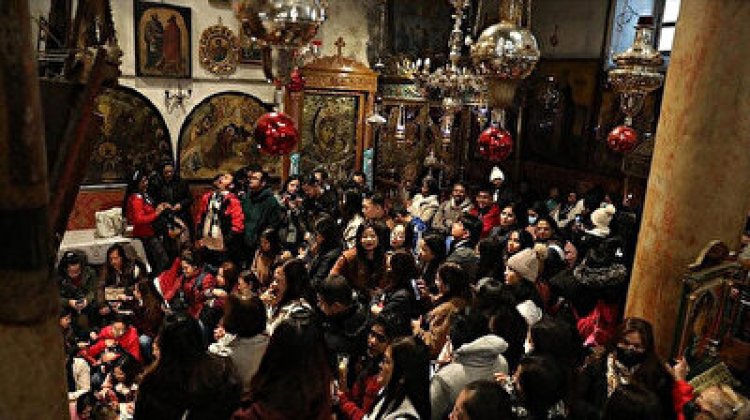 المسيحيون الأرثوذكس في غزة يحيون طقوس عيد الميلاد بالصلوات