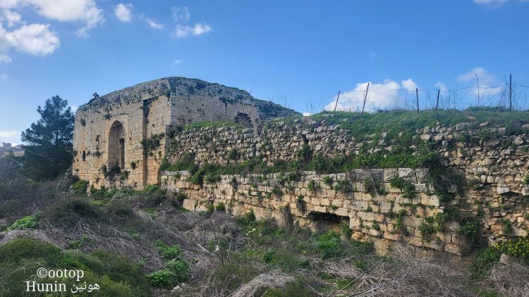 هونين - قلعتها ومقبرتها وبواقي مدرستها تشرف على سهل الحولة