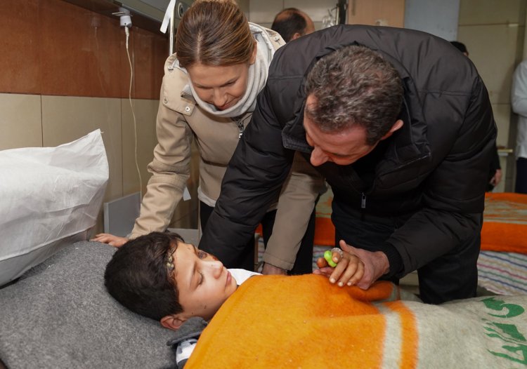 الرئيس بشار الأسد وزوجته يطلعان على أوضاع مصابي الزلزال وعمليات الإنقاذ المستمرة في حلب