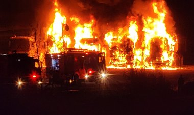طواقم الإطفاء تنجح بالسيطرة على حريق شب بخمس شاحنات في الرملة