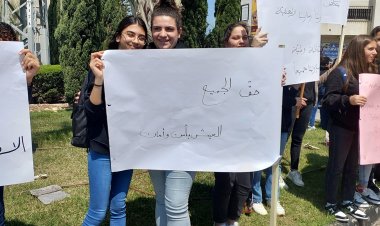 طلاب المدرسة الأسقفية الكاثوليكية في شفاعمرو ينظمون وقفة تضامنية مع مدارس الناصرة