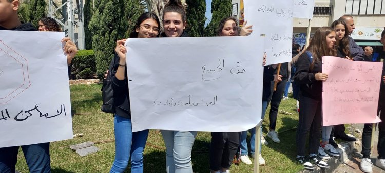 طلاب المدرسة الأسقفية الكاثوليكية في شفاعمرو ينظمون وقفة تضامنية مع مدارس الناصرة