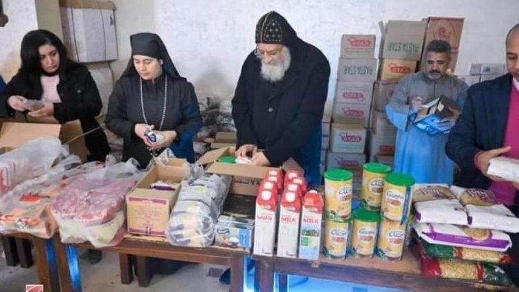 البابا تواضروس يشارك فى إعداد طرود المحبة خلال شهر رمضان