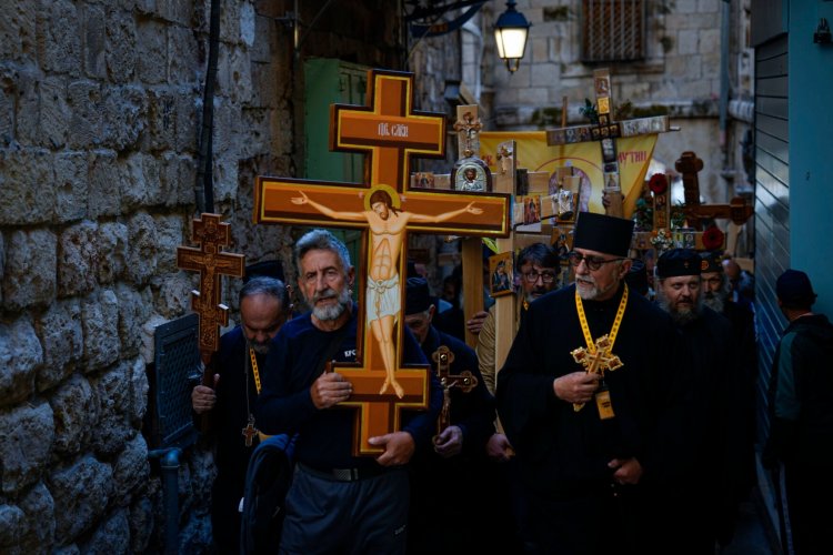 ردود الفعل الغاضبة تتواصل على الإجراءات الإسرائيلية بفرض قيود على أعداد المسيحيين المحتفلين بسبت النور في القدس