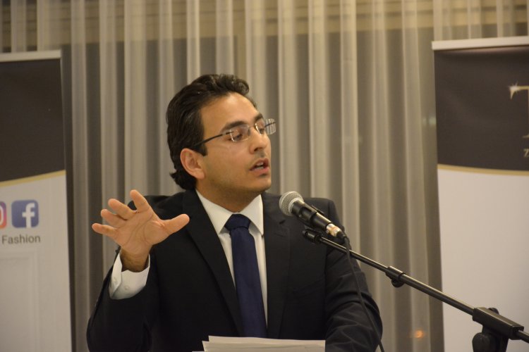 د. إياس يوسف ناصر يُدقّق اللّافتات العربيّة في كلّيّة الآداب في الجامعة العبريّة في القدس