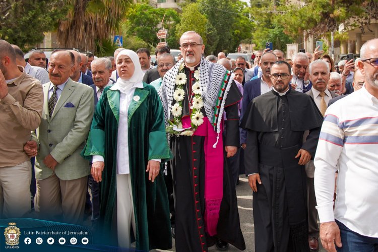 البطريرك اللاتيني بيتسابالا يقوم بزيارة رعوية لبلدة عابود التقى خلالها المسؤولين والمواطنين