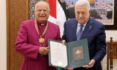 الرئيس الفلسطيني يقلد شخصيات فلسطينية من الداخل أوسمة رفيعة لقاء خدماتهم ونشاطهم الفكري