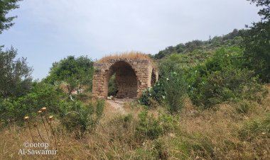 السوامير وأقواس مبناها الوحيد الشهير وكهوفها الواسعة