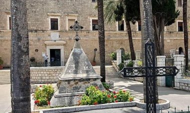 وقفة احتجاجية في دير مار الياس في حيفا احتجاجا على سلسلة الاعتداءات على الدير من عناصر يهودية متطرفة