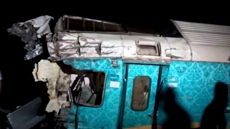 300 قتيل وألف جريح في حادث اصطدام قطارات في الهند