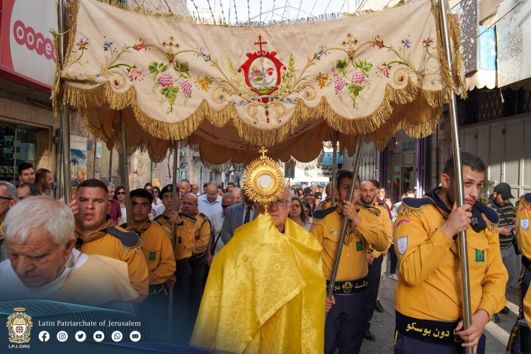 بيت لحم تحتفل بعيد قلب يسوع الأقدس بقداس الهي وطواف