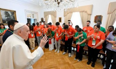 البابا فرنسيس يعانق مجموعة شبان أتراك عانت من نتائج زلزال السادس من شباط