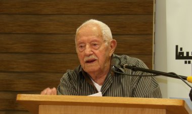 الجمهور يصفق طويلا تقديرا للباحث والمؤرخ شكري عراف في أمسية التكريم في نادي حيفا الثقافي