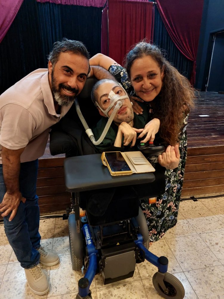 الجمهور ينبهر بالعرض الاحتفالي لمسرحية "رهين الجسد" للكاتب فادي أبو شقارة