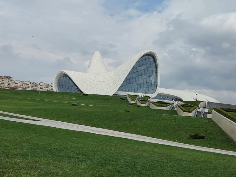 مركز حيدر علييف الثقافي في باكو آية من التصميم الهندسي الرفيع