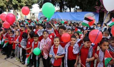 أطفال بيت لحم يطلقون صرخة للعالم بضرورة وقف الحرب في غزة من أمام كنيسة المهد