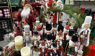 صاحب محل هدايا في الناصرة لـ"الصنارة": إقبال الأهالي على شراء زينة الميلاد ضعيف نتيجة الضائقة الاقتصادية والغاء الاحتفالات الشعبية