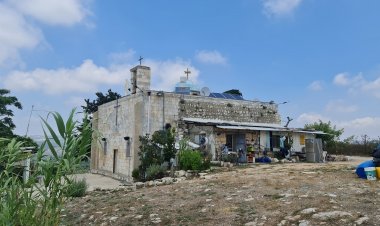 حنا حنا أصيب بشظايا صاروخ أثناء تواجده أمام كنيسة إقرث التي اعتاد زيارتها يومين أسبوعيا