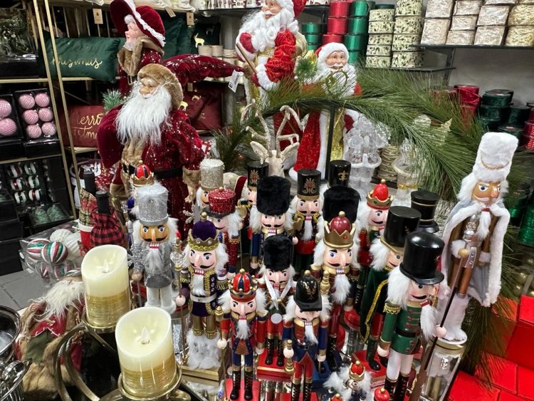 صاحب محل هدايا في الناصرة لـ"الصنارة": إقبال الأهالي على شراء زينة الميلاد ضعيف نتيجة الضائقة الاقتصادية والغاء الاحتفالات الشعبية