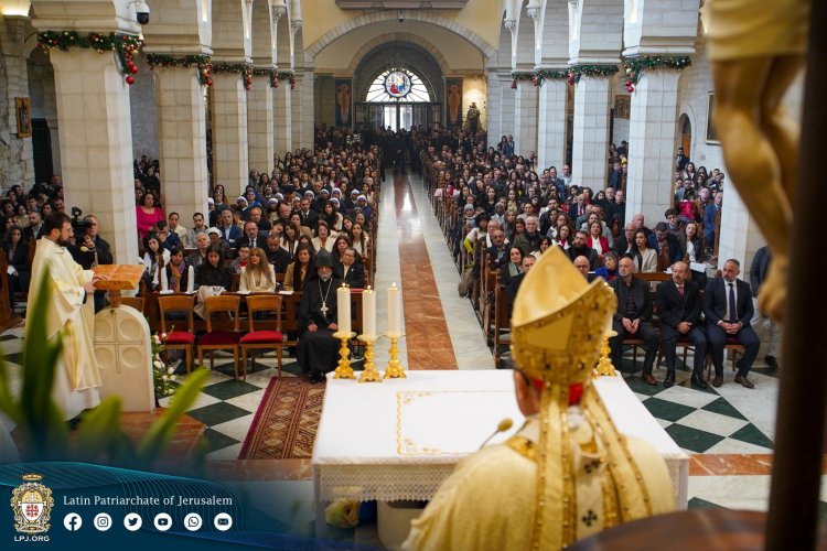 بطريرك القدس للاتين يصلي في عيد الميلاد كي يولد الطفل يسوع في قلوب الحكام والمسؤولين