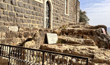 كنيسة أولية بطرس، موقع معجزة تكثير الخبز الأولى، ومكان عظة التطويبات