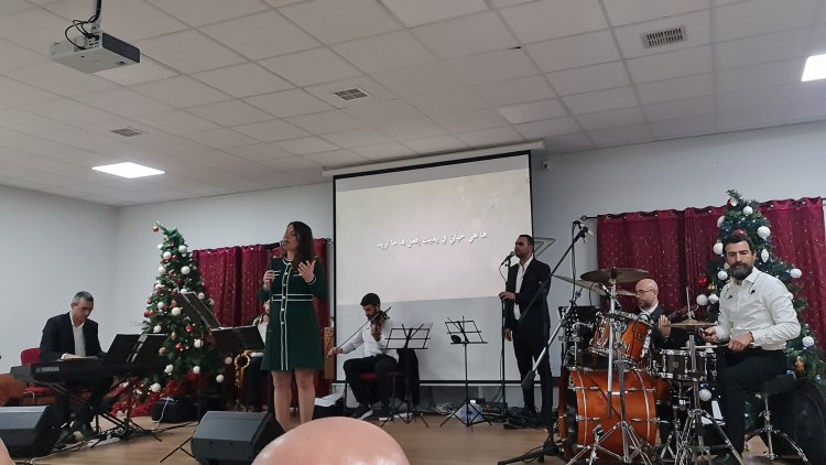 أمسية ميلادية بمحبة المسيح جمعت أبناء رعية كنيسة الروم الأرثوذكس في أبو سنان