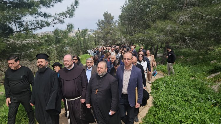 المئات من المواطنين وسرايا الكشاف يحتفلون بعيد القفزة النصراوي