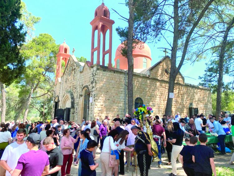 قداس احتفالي في كنيسة معلول في عيد الفصح