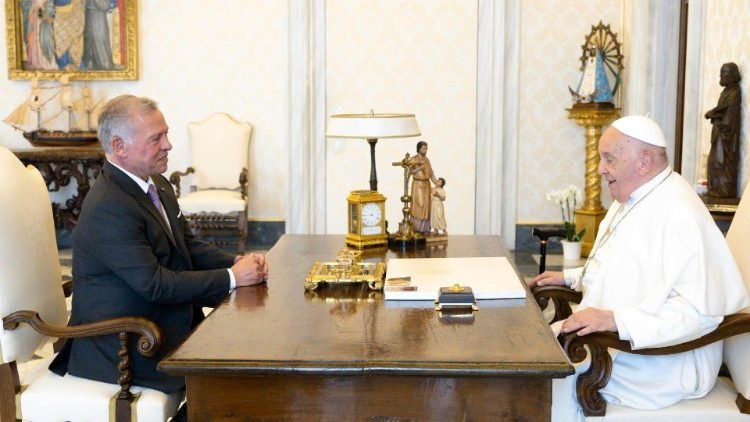 البابا فرنسيس يستقبل العاهل الأردني الملك عبد الله الثاني في الفاتيكان