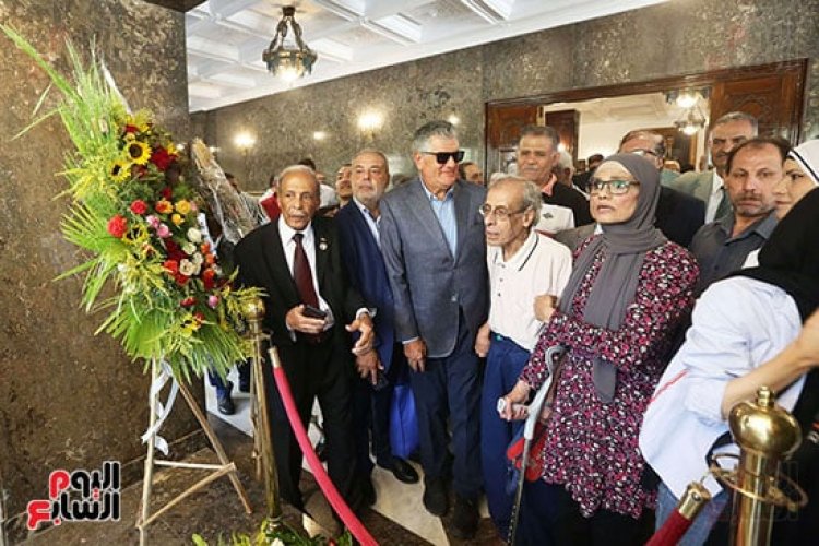 مواطنون وسياسيون مصريون يحيون الذكرى 72 للثورة في ضريح الزعيم عبد الناصر بباقات من الورود..