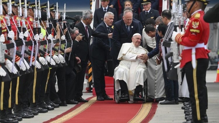 البابا فرنسيس يصل إندونيسيا مبتدئا أطول زيارة رسولية منذ بداية حبريته