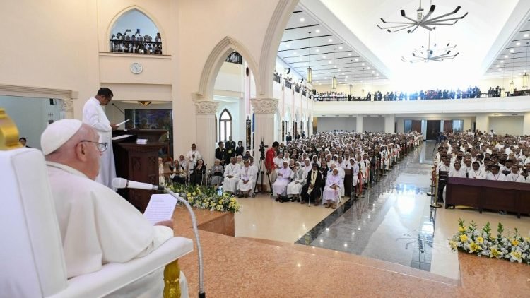 البابا فرنسيس يلتقي الأساقفة والكهنة والإكليركيين في تيمور الشرقية
