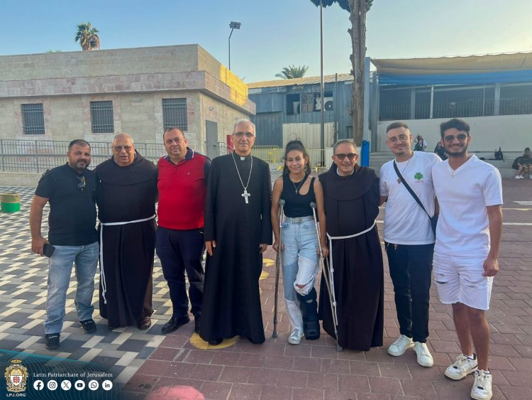 قام المطران رفيق نهرا يزور مدينة الرملة بعد الانفجار الرهيب من الأسبوع الماضي