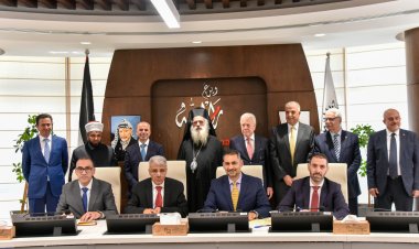 بلدية رام الله تمنح رجل الأعمال الفلسطيني حماد الحرازين شهادة مفتاح المدينة بحضور رجال دين