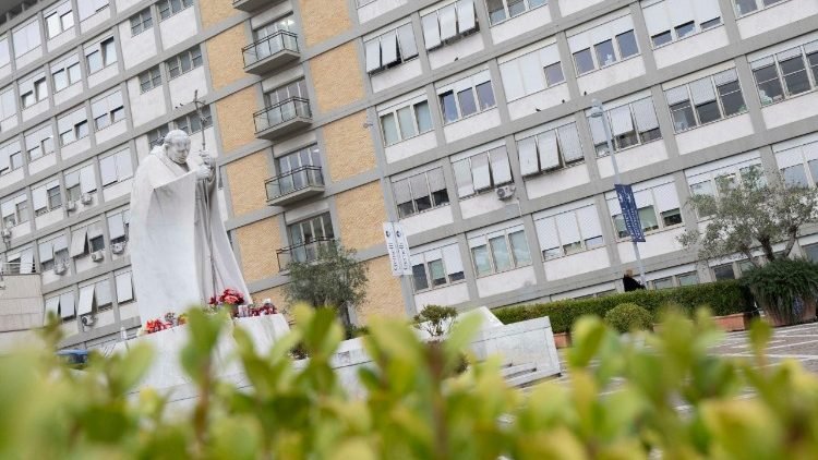 ليلة هادئة للبابا  فرنسيس في مستشفى جيميلي