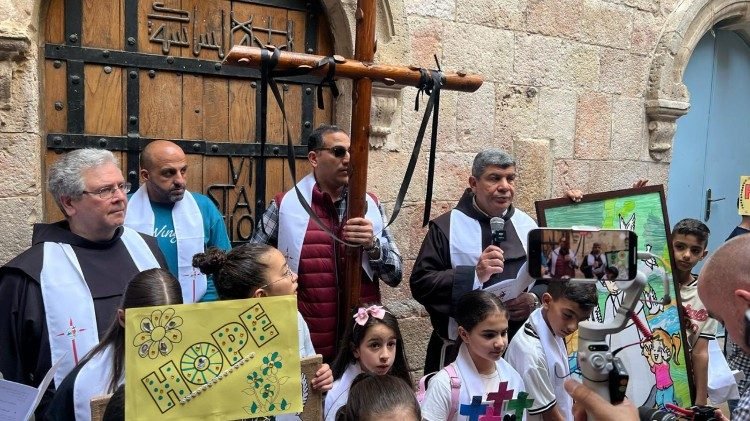 المدارس الكاثوليكية في القدس تنظم رتبة درب الصليب وتصلي على نية البابا