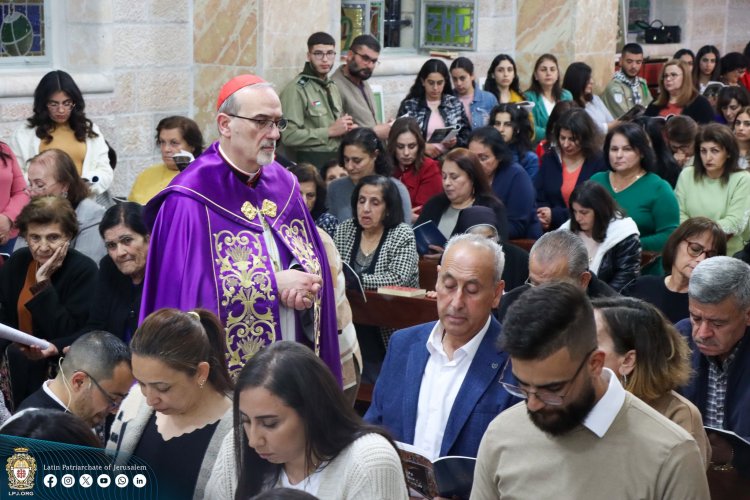 بطريرك القدس للاتين يترأس قداسا احتفاليا في بلدة عابود بعد ترميم الكنيسة