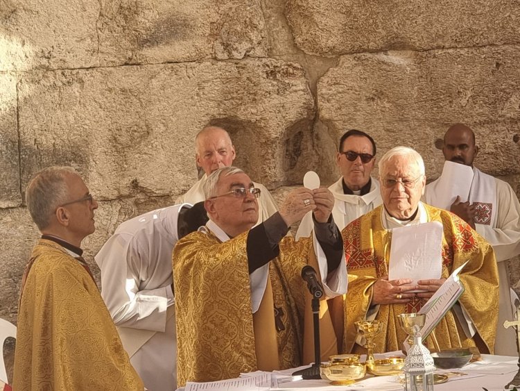 المطران مار كوتسو يترأس الاحتفال بظهور يسوع لتلميذي عمواس