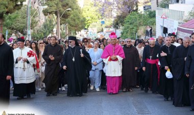 الآلاف يشاركون في مسيرة العذراء في حيفا ويبتهلون من أجل السلام