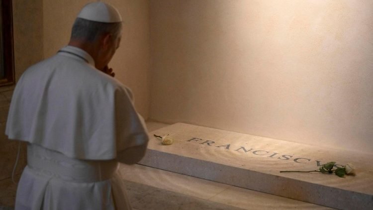 البابا لاوُن الرابع عشر يزور قبر البابا فرنسيس في بازيليك القديسة مريم الكبرى