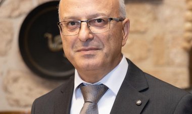 وحيد في أفكاره - قصة قصيرة