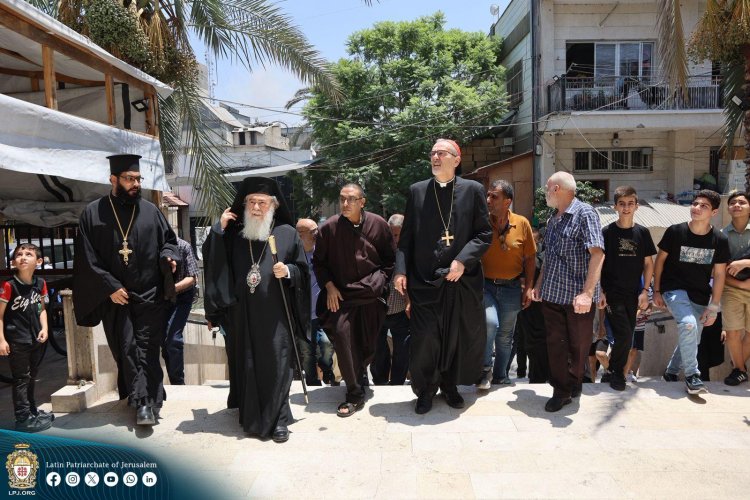 البطريرك ثيوفيلوس الثالث والكاردينال بيتسابالا يزوران غزة لشد أزر الأهالي بعد قصف الكنيسة