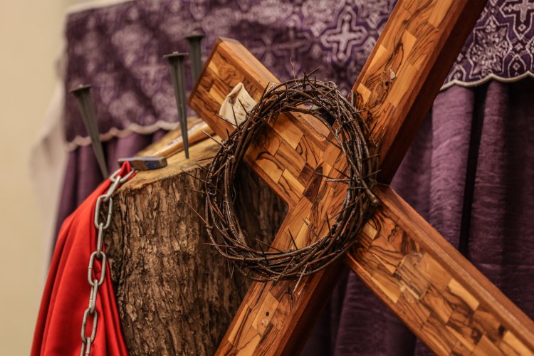 مَن أَرادَ أَن يَتبَعَني، فَلْيَزْهَدْ في نَفْسِهِ ويَحمِلْ صَليبَه ويَتبَعْني - متى ١٦: ٢٤-٢٨