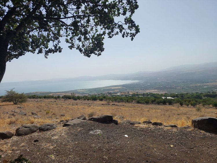 ثُمَّ ذَهَبَ يسوعُ مِن هُناك وجاءَ إِلى شاطِئِ بَحرِ الجَليل - متى ١٥: ٢٩-٣٧