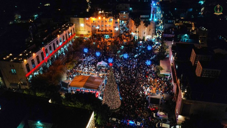 قومي استَنيري، لأنَّهُ قد جاءَ نورُكِ... بيت لحم تُضيء شجرة عيد الميلاد المجيد 2025