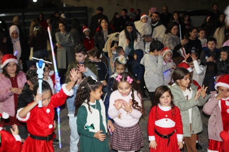 مدينة عرابة تحتفل باضاءة شجرة الميلاد